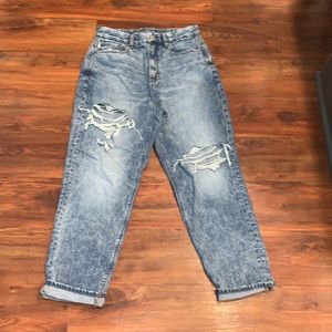 American eagle Distressed boyfriend cut jeans medium wash size 6